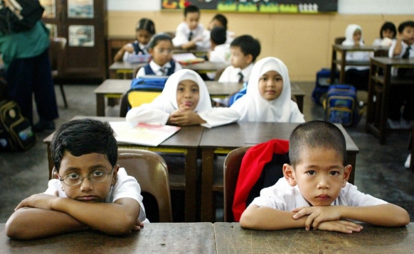 Câu I blame our schools for poor standards of education, ví dụ về cấu trúc blame X for Y