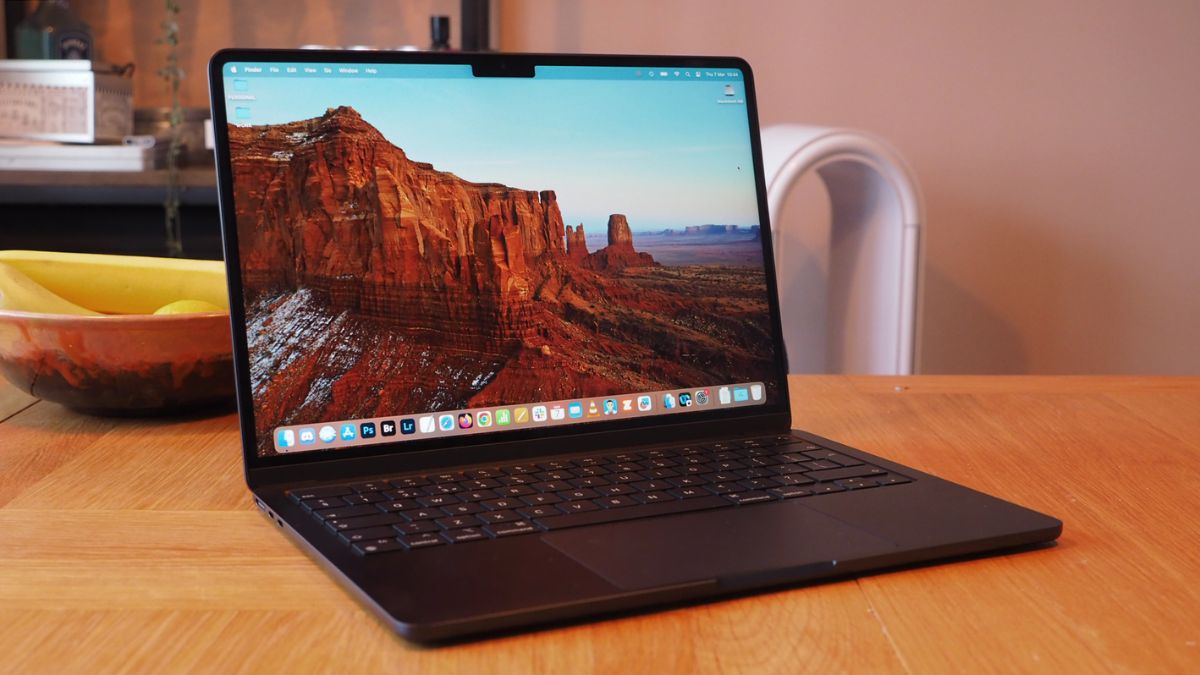 Sinh viên chọn laptop phù hợp