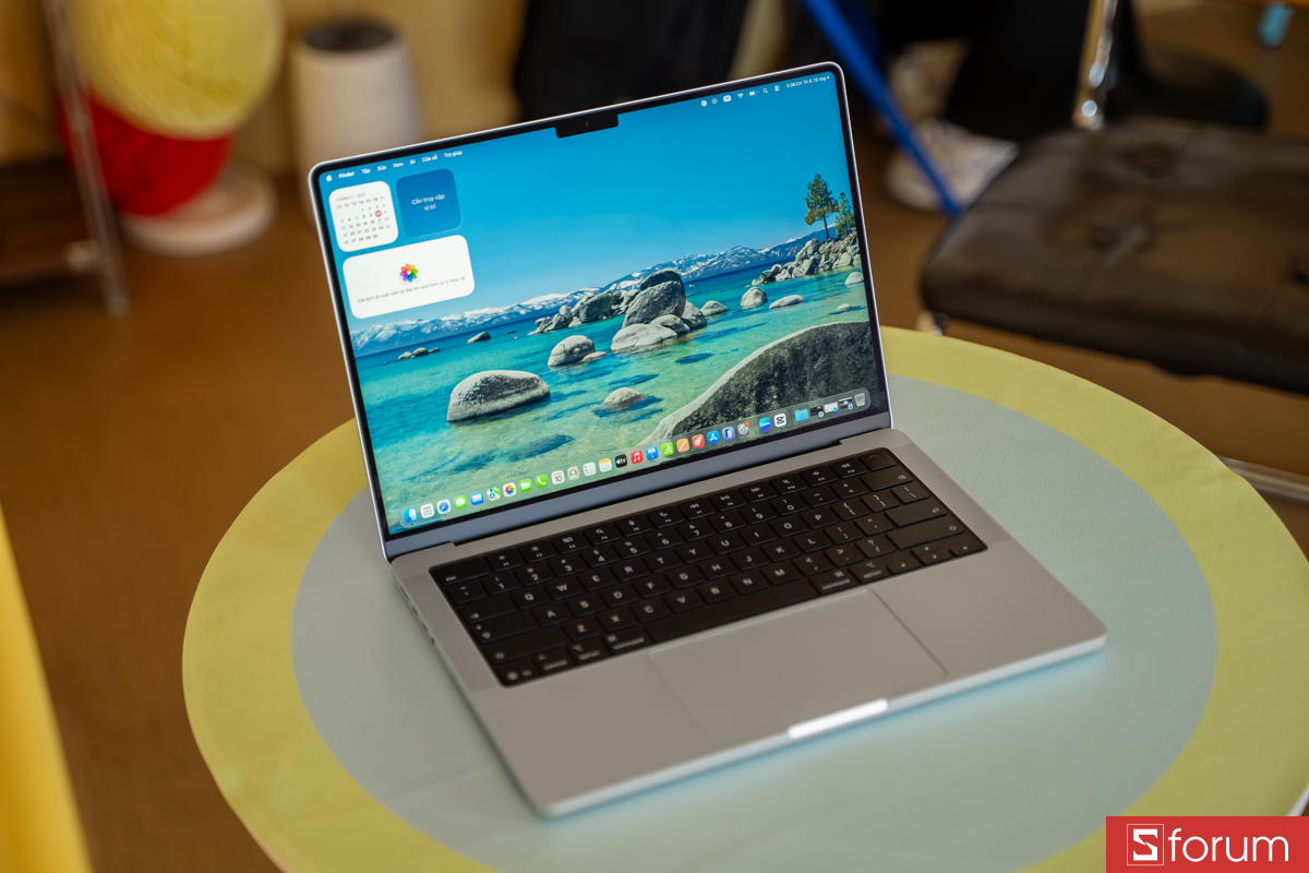 Hai phiên bản MacBook Pro M5 Pro đặt cạnh nhau, thể hiện sự khác biệt về kích thước