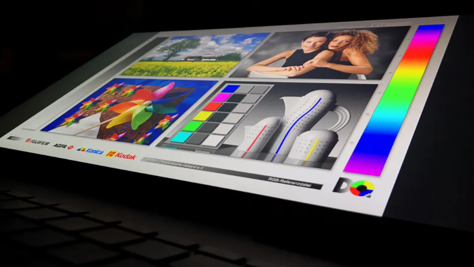 Laptop mỏng nhẹ màn OLED