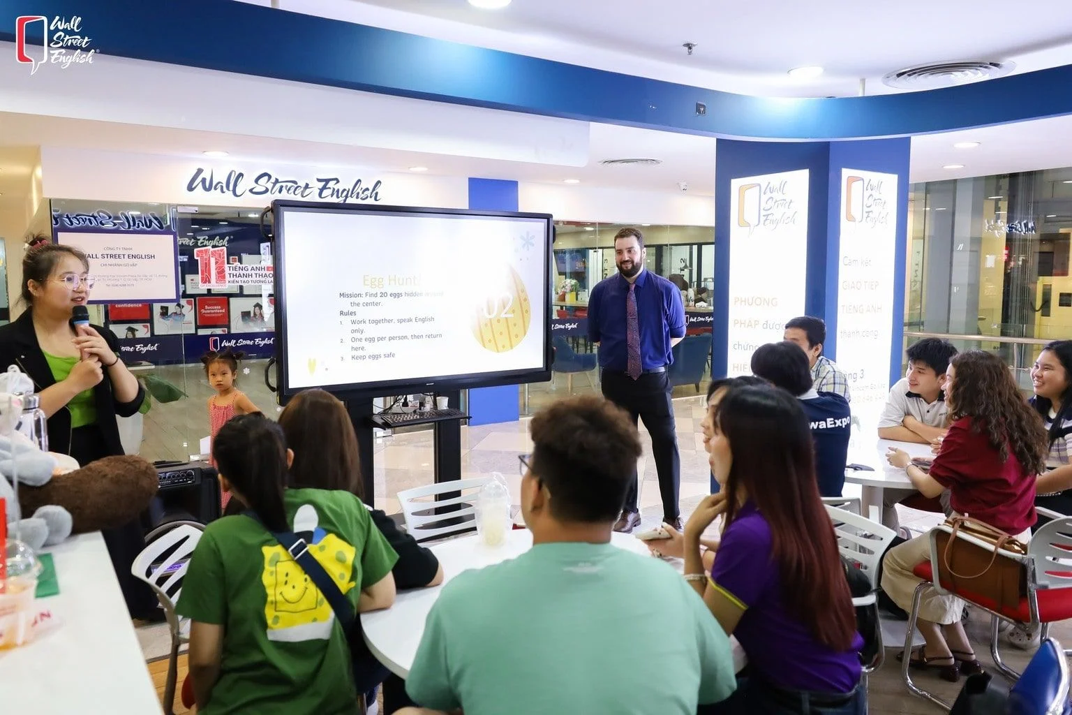 nhóm nhân sự đang thảo luận xung quanh bàn làm việc với tài liệu