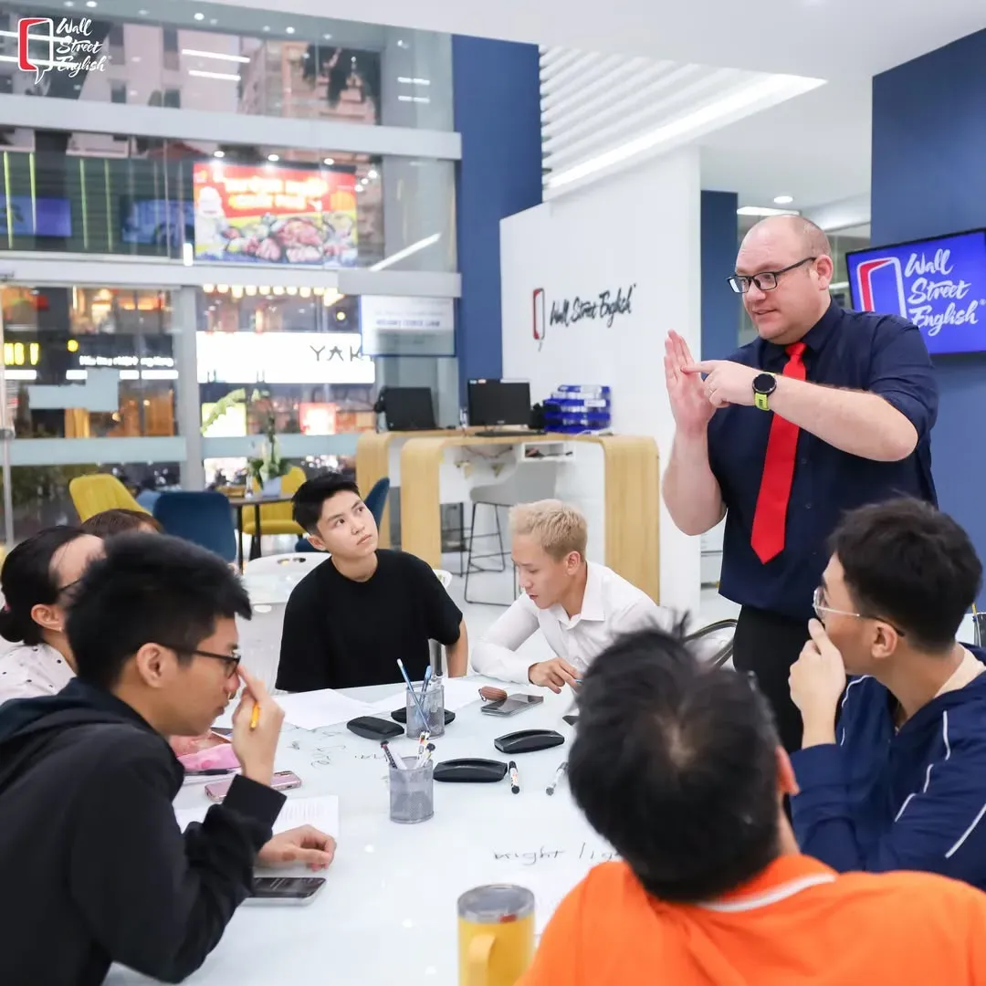 người dùng đang soạn email trên laptop trong không gian văn phòng