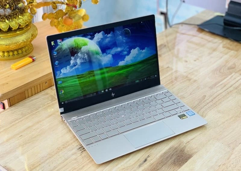 Sinh viên chọn laptop