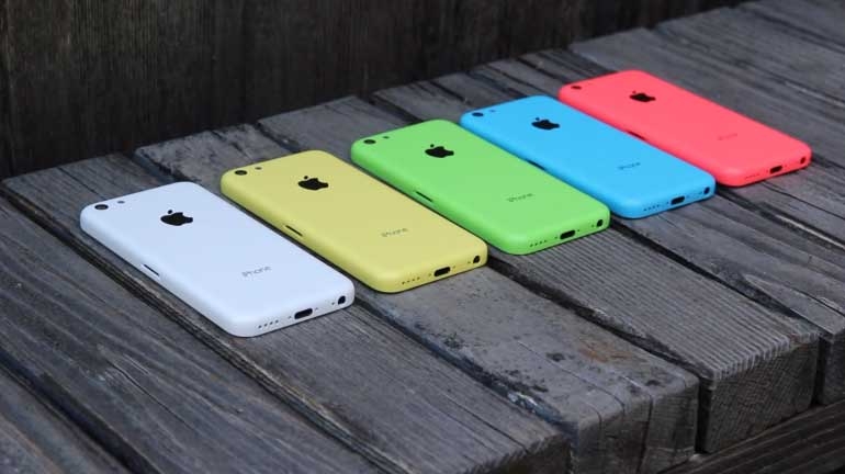 Chi tiết camera đơn giản phía sau iPhone 5C trên nền màu trắng