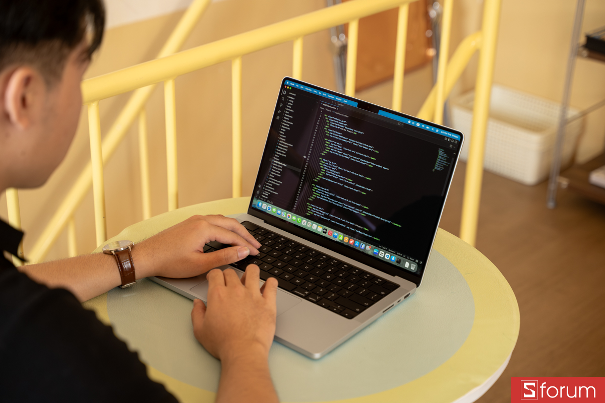 Làm việc với MacBook Pro M5 Pro trong không gian văn phòng