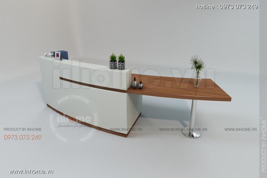 Giao dịch viên làm việc với khách hàng tại quầy ngân hàng