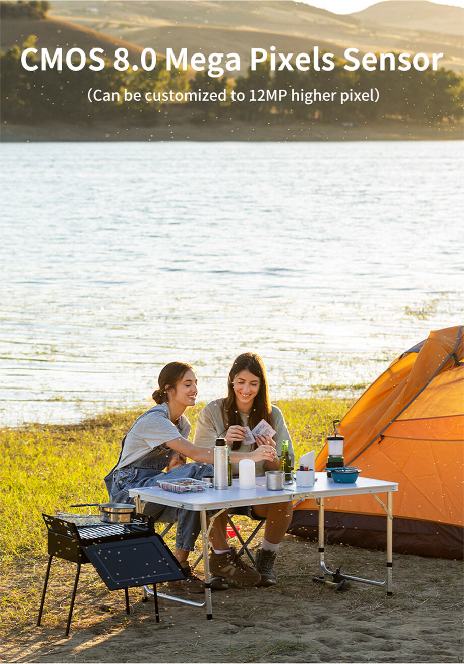 Máy ảnh kỹ thuật số đời cũ với thiết kế màu sắc rực rỡ