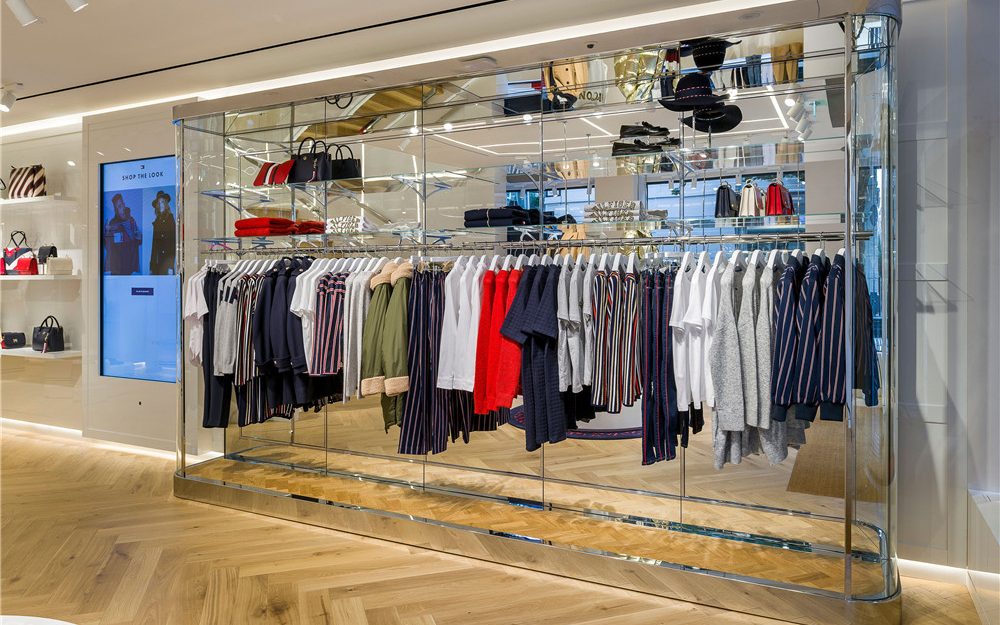 Không gian cửa hàng boutique với trưng bày sản phẩm tinh tế