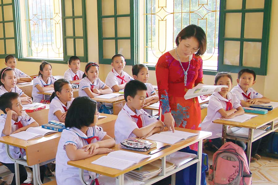 giáo viên đang giảng dạy trong lớp học truyền thống