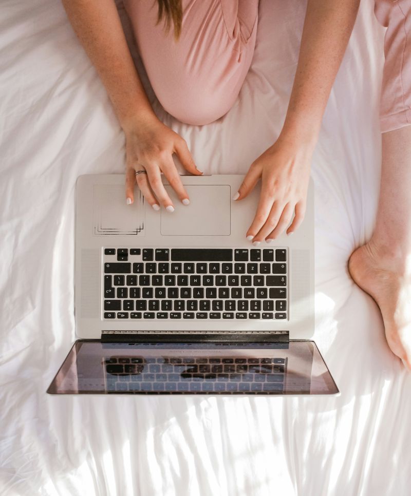 Một học sinh đang viết bài tiếng Anh với các từ nối được gạch chân