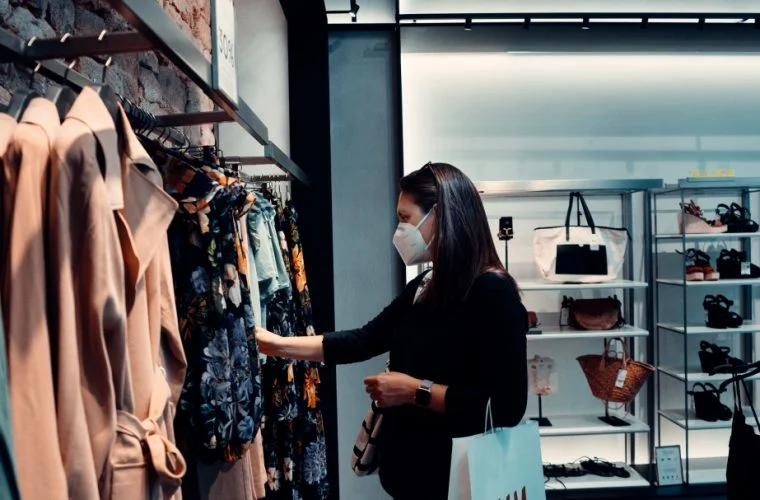 Nhân viên làm việc tại cửa hàng bán lẻ
