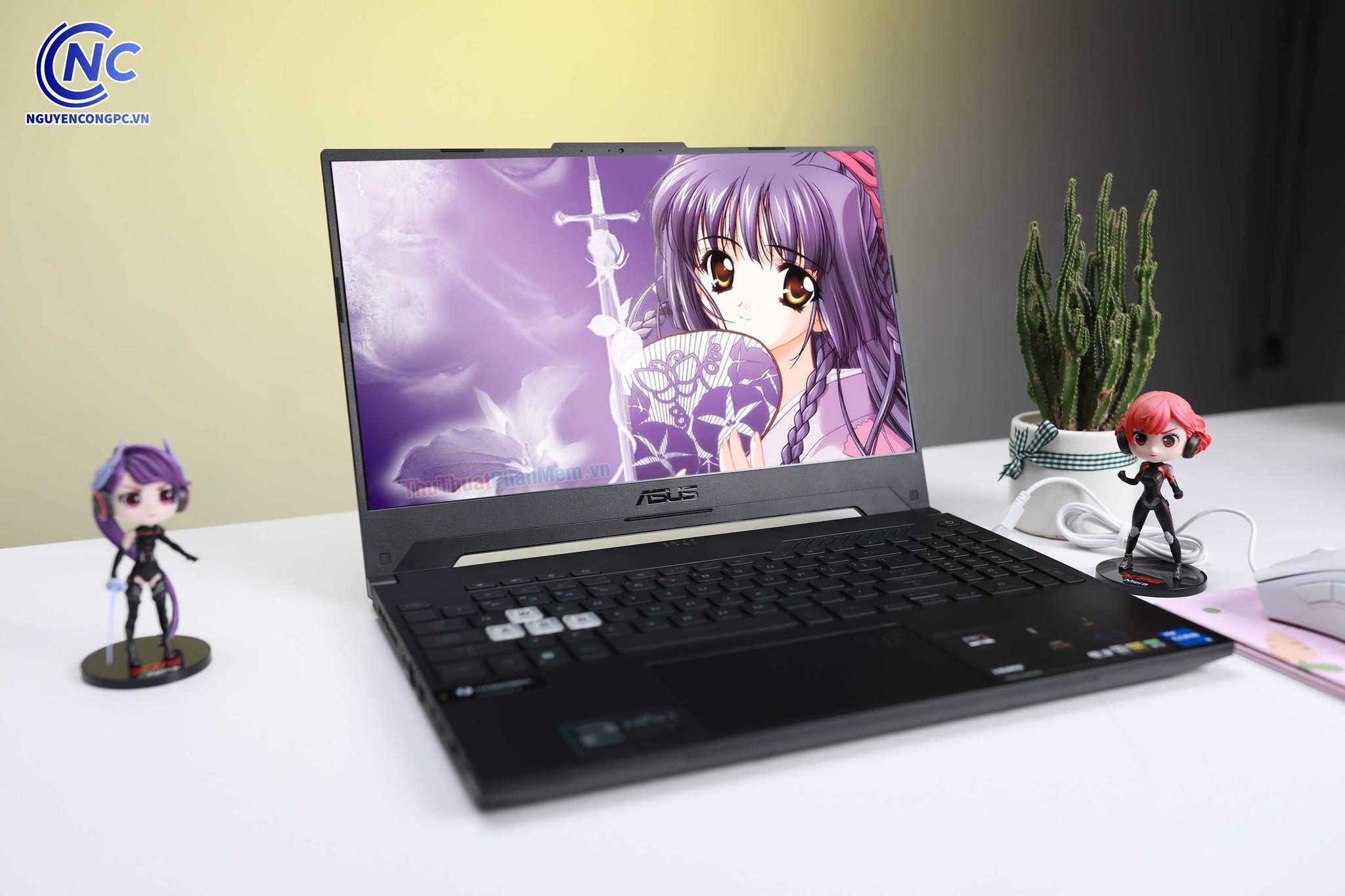 Sinh viên học trên laptop