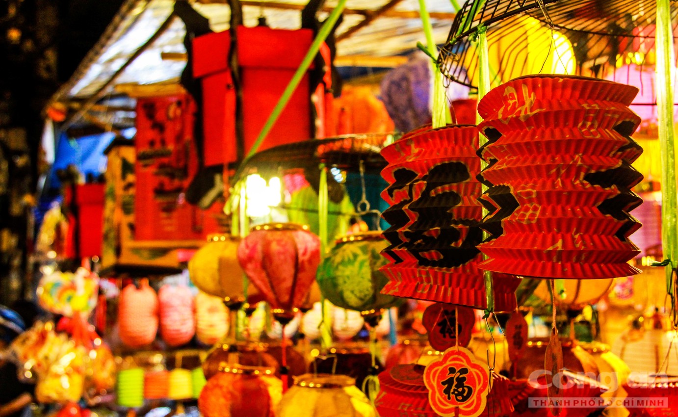 Phố lồng đèn rực sáng