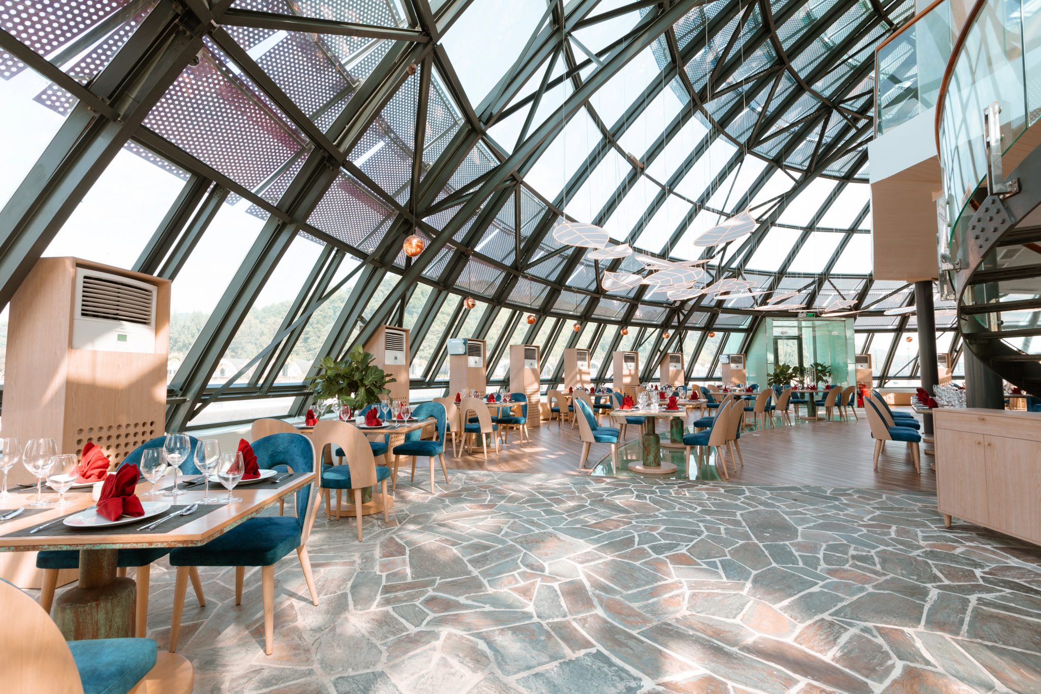 Nhà hàng Ngọc Rồng với không gian thoáng đãng