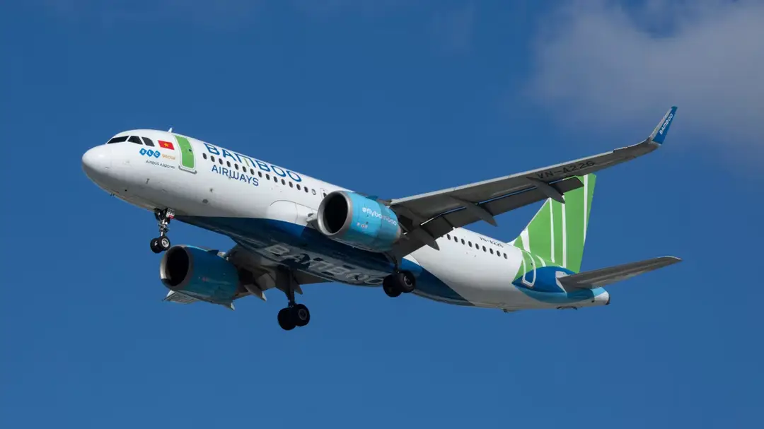Hành khách Bamboo Airways với hành lý tại sân bay