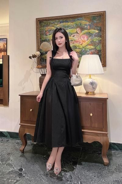 Đầm midi sát nách cổ vuông rã hông nơ ngực đi sinh nhật
