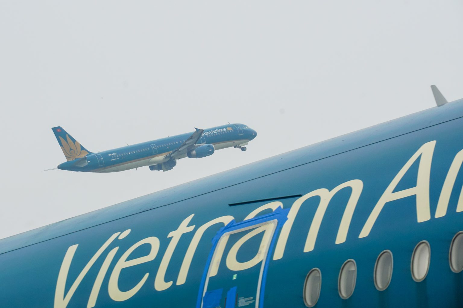 Máy bay hạ cánh về Việt Nam