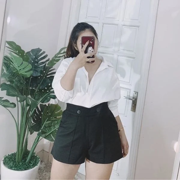Quần short dáng rộng cạp cao tạo cảm giác gọn chân hơn khi đi du lịch