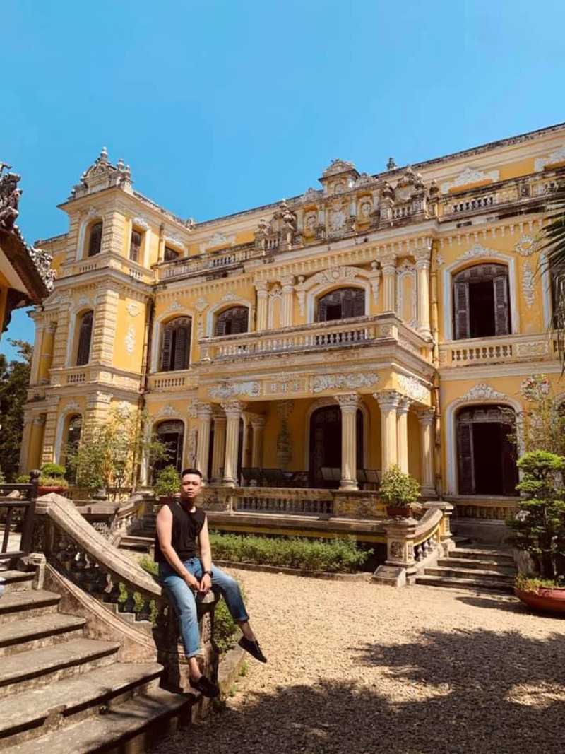 Áo dài bên mái ngói cổ