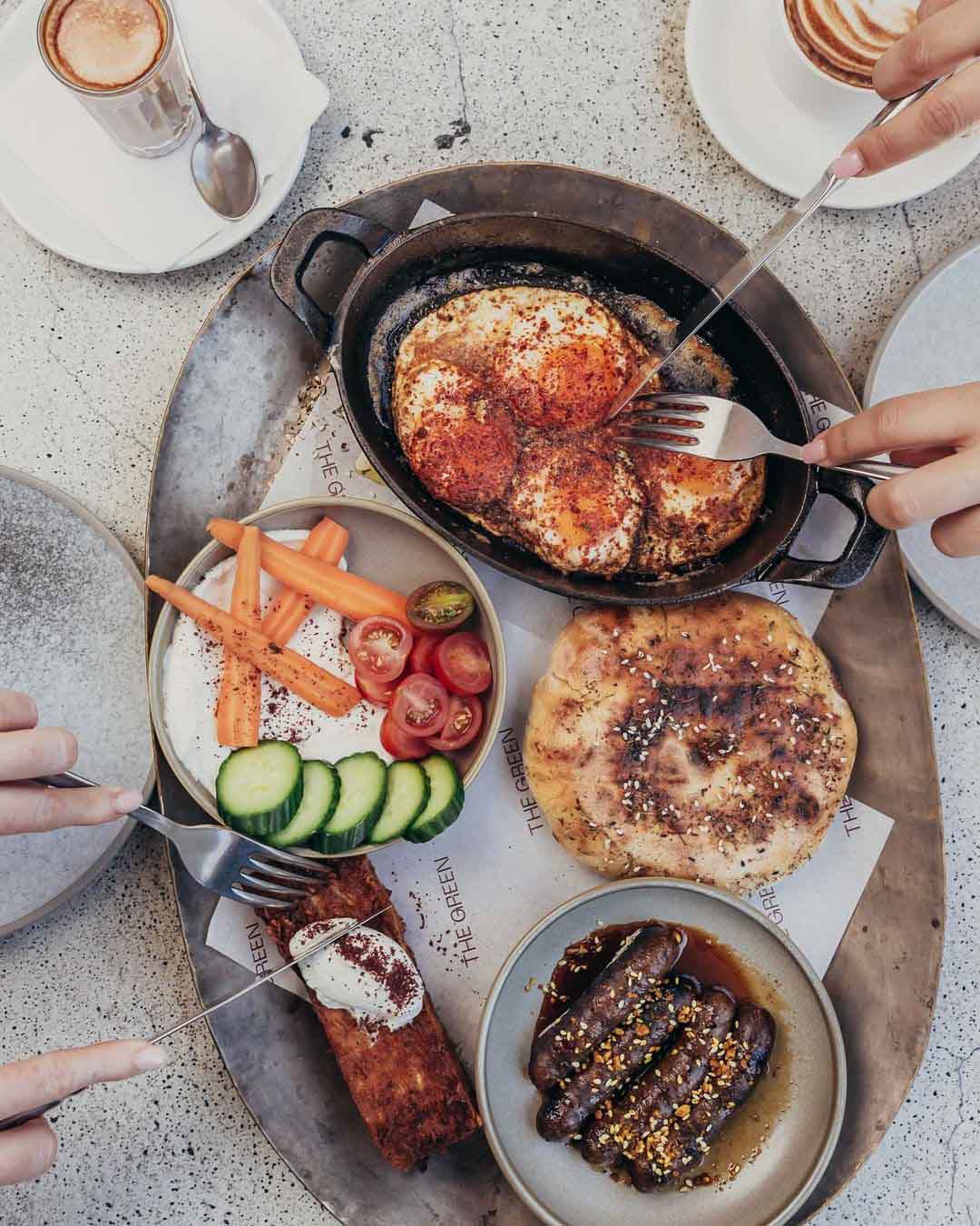 Món ăn và cà phê địa phương