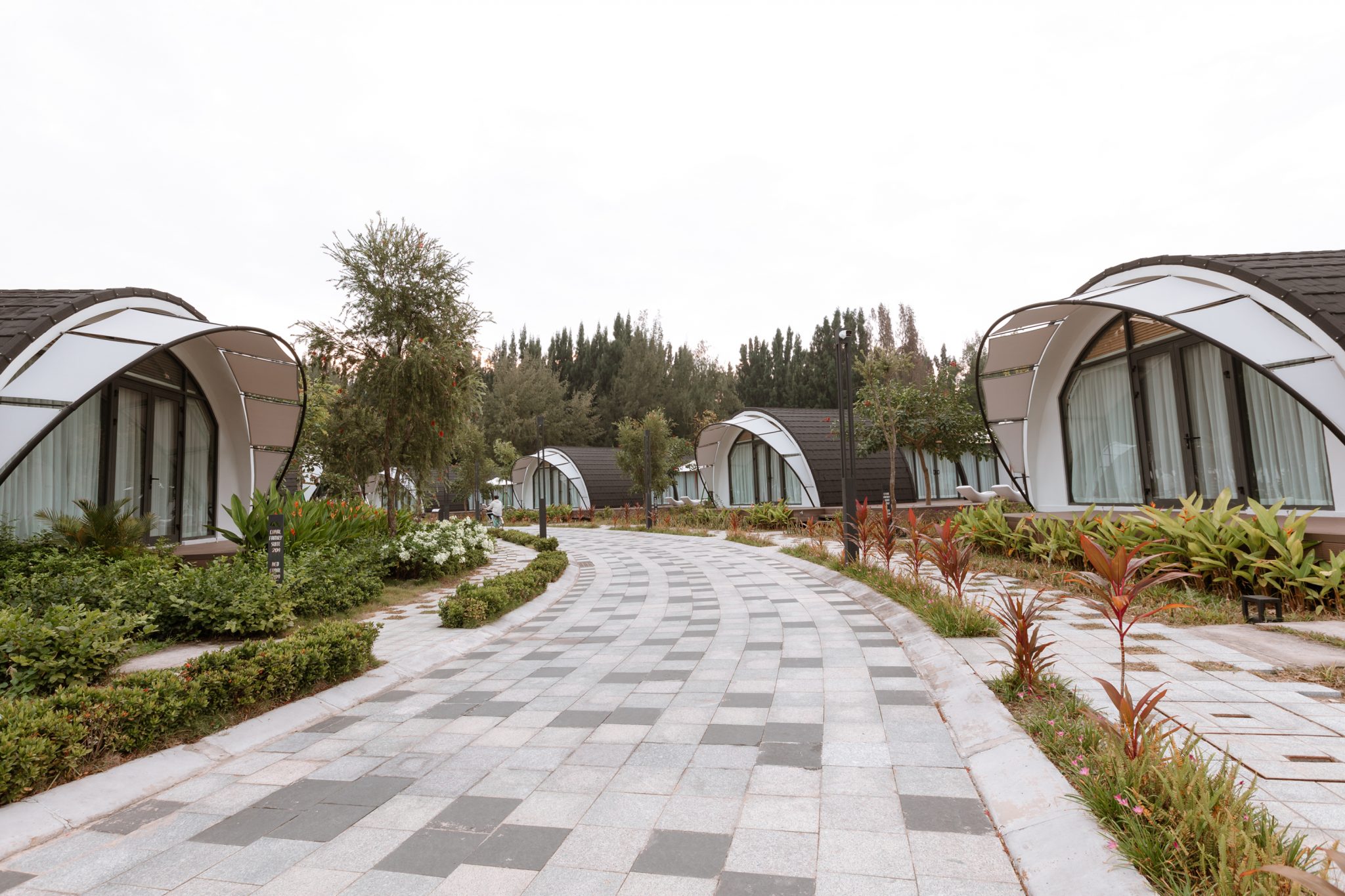 Các bungalow thấp tầng phân bố xen kẽ giữa cây xanh