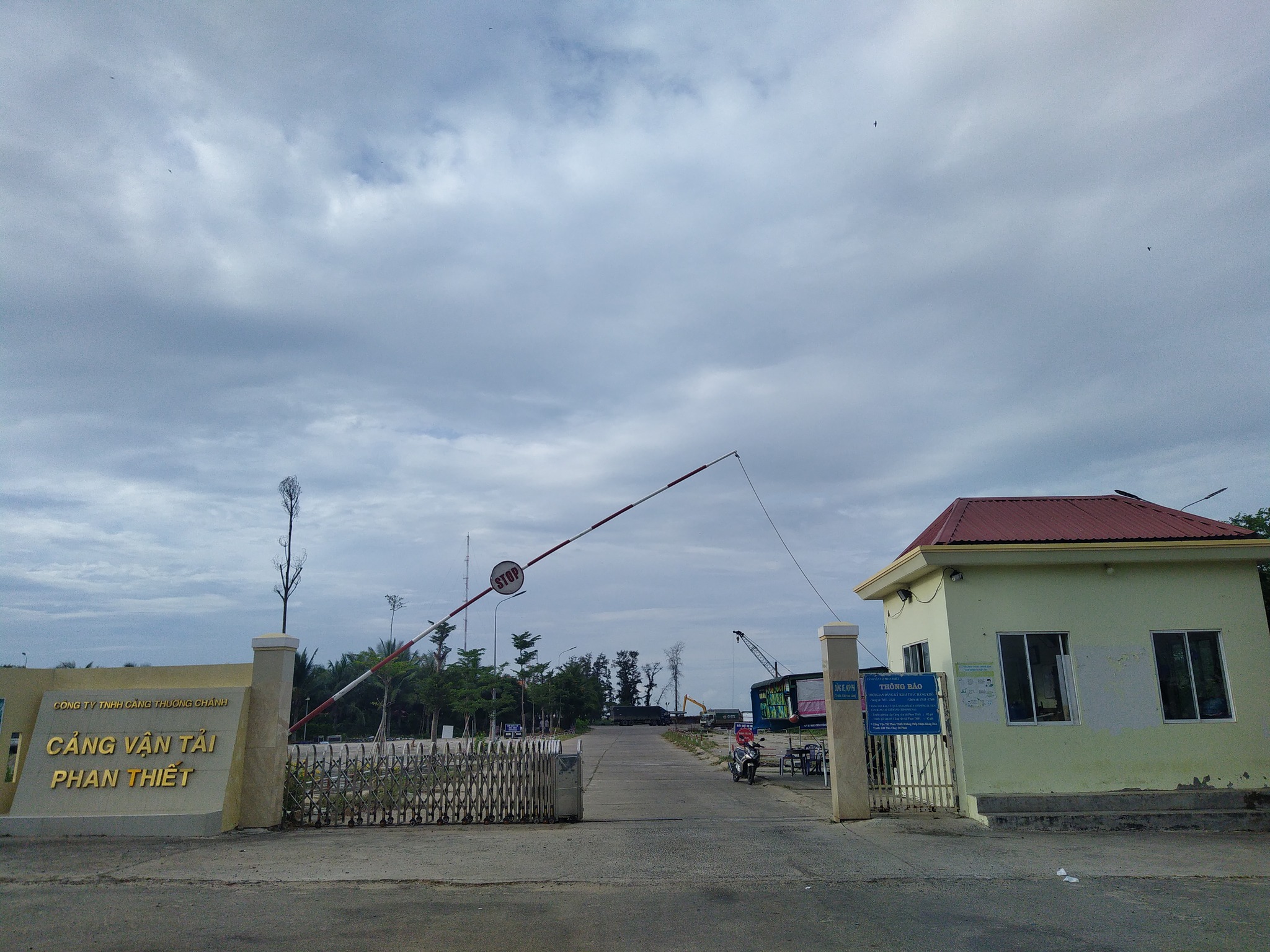 Tàu rời bến đi Phú Quý