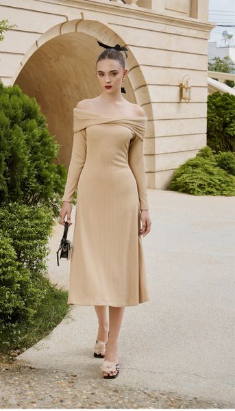Đầm midi thun bẹt vai tay dài quyến rũ và tone màu beige thanh tao