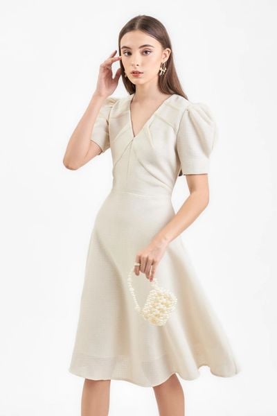 Đầm midi màu da phù hợp kiểu chụp ảnh dịu mắt ở Đà Lạt