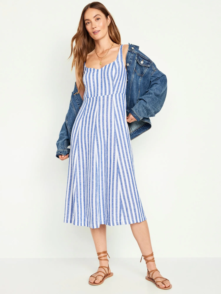 Outfit áo hai dây họa tiết và quần short thoải mái dạo chơi bãi biển ngày hè