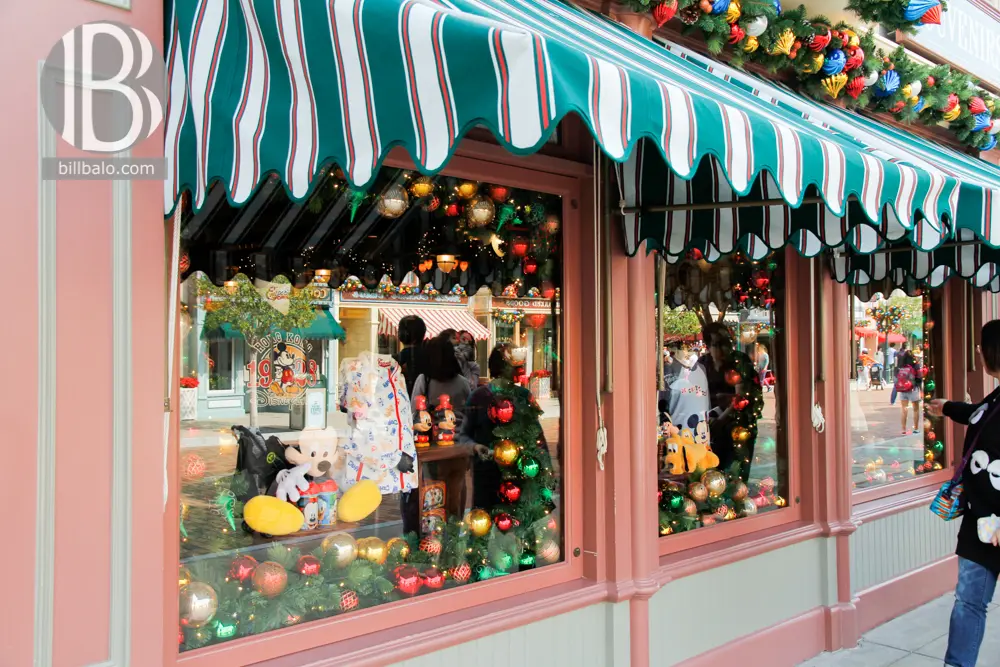 Du khách mua vé online check-in tại cổng Disneyland