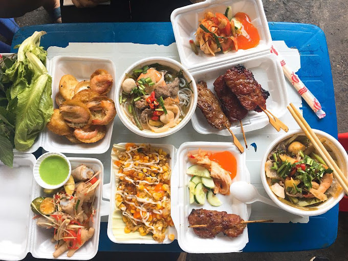 Hẻm 76 nhộn nhịp với nhiều quán ăn