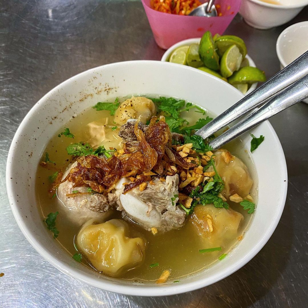 Hoành thánh chợ xóm Chiếu