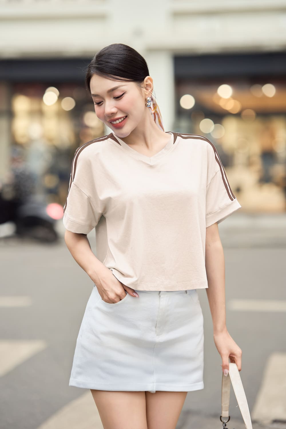 Áo croptop quần culottes sneaker phong cách năng động