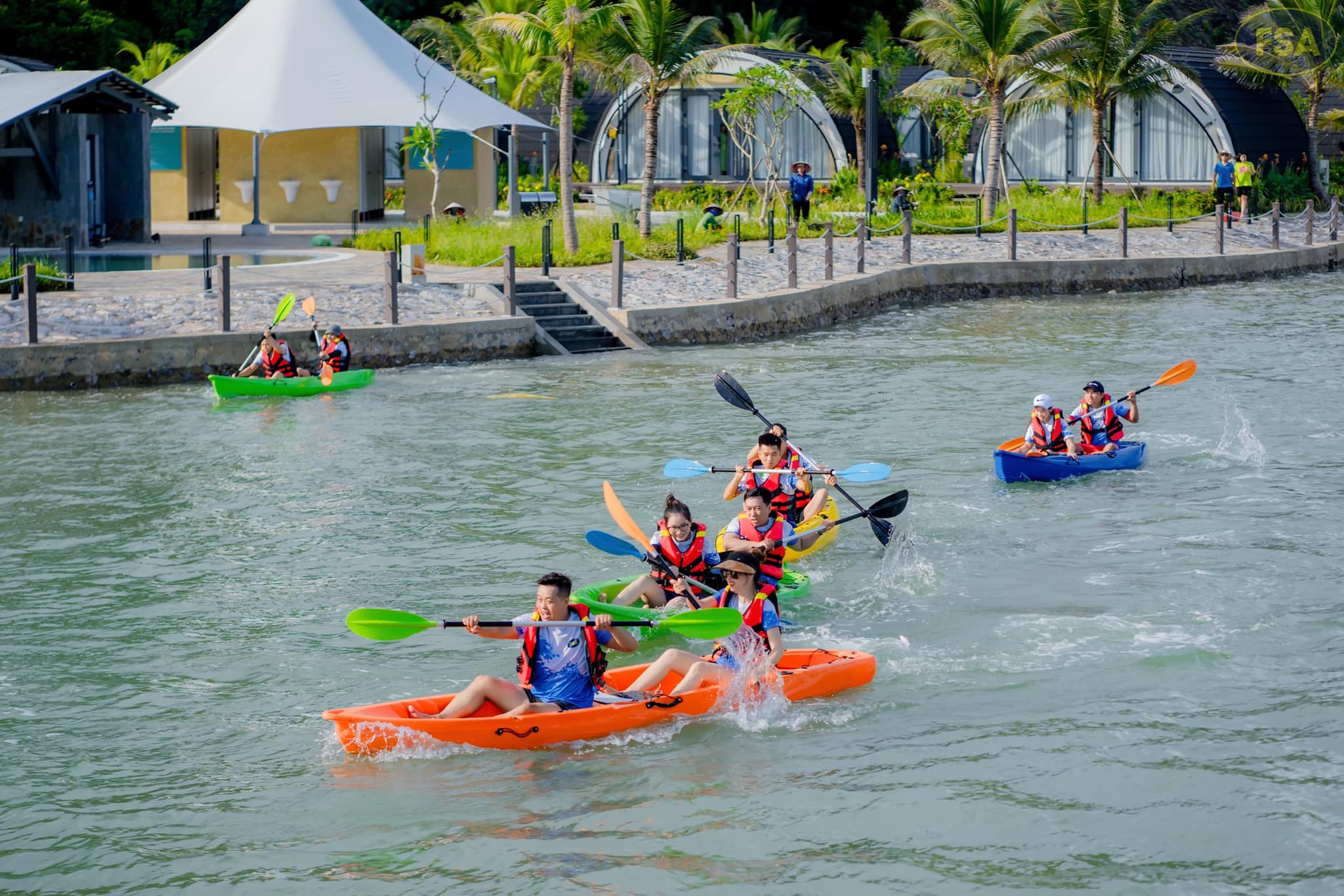 Hoạt động chèo Kayak trên vùng biển lặng sóng