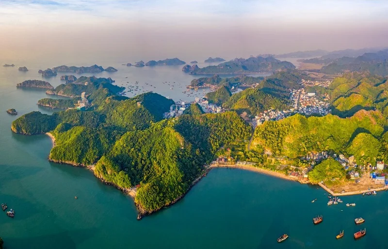 Biển và núi Cát Bà