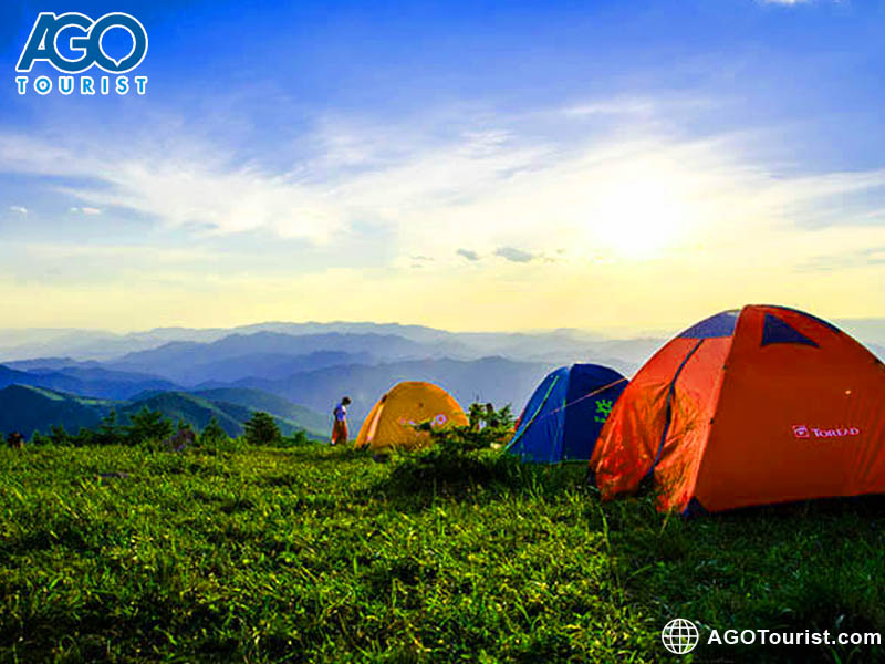 Mây tràn qua đỉnh núi