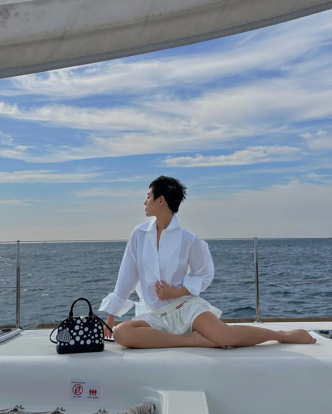 Trang phục màu trắng thanh lịch cho chuyến du lịch bằng du thuyền