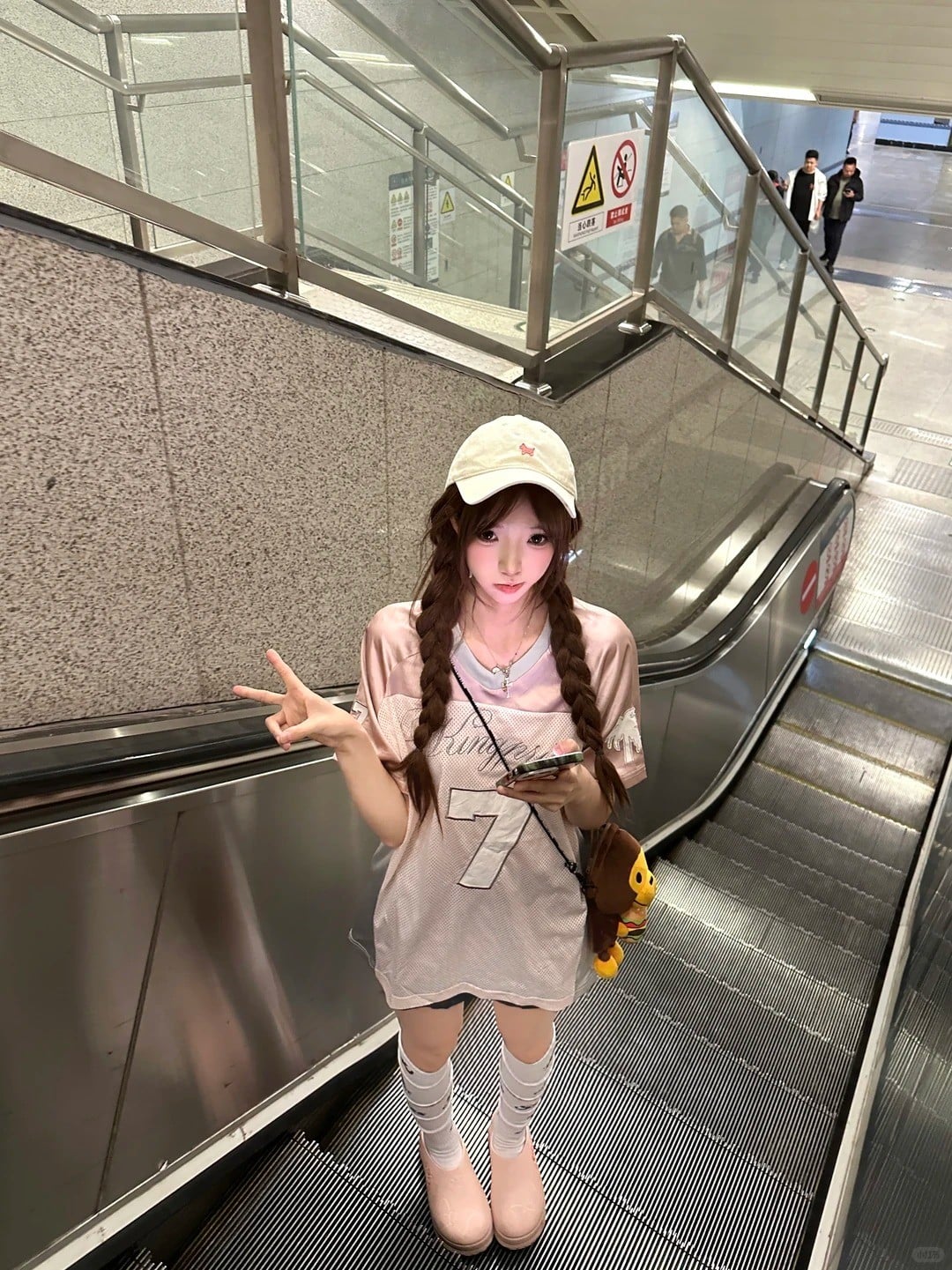 Outfit phong cách thể thao pha thanh lịch tông hồng ngọt ngào