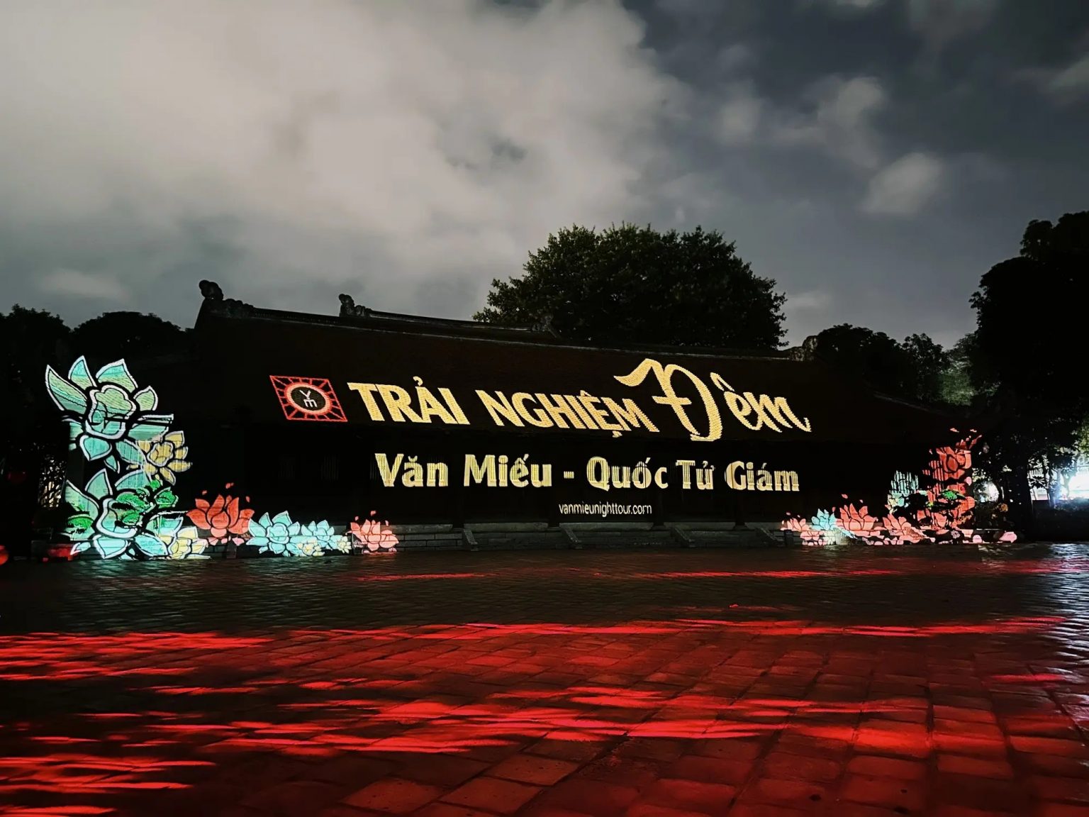 Show trình chiếu 3D Mapping tại sân Thái Học trong tour đêm Văn Miếu