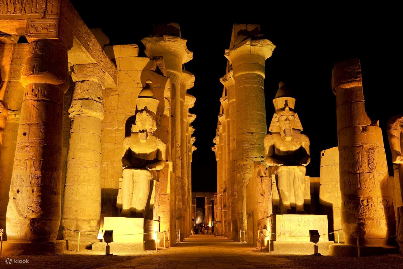 Đền Luxor rực rỡ trong ánh đèn đêm