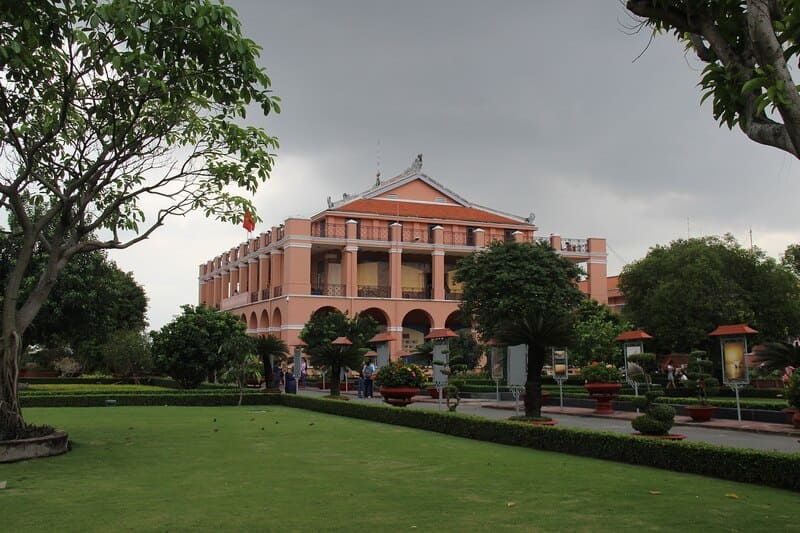 Bến Nhà Rồng bên sông