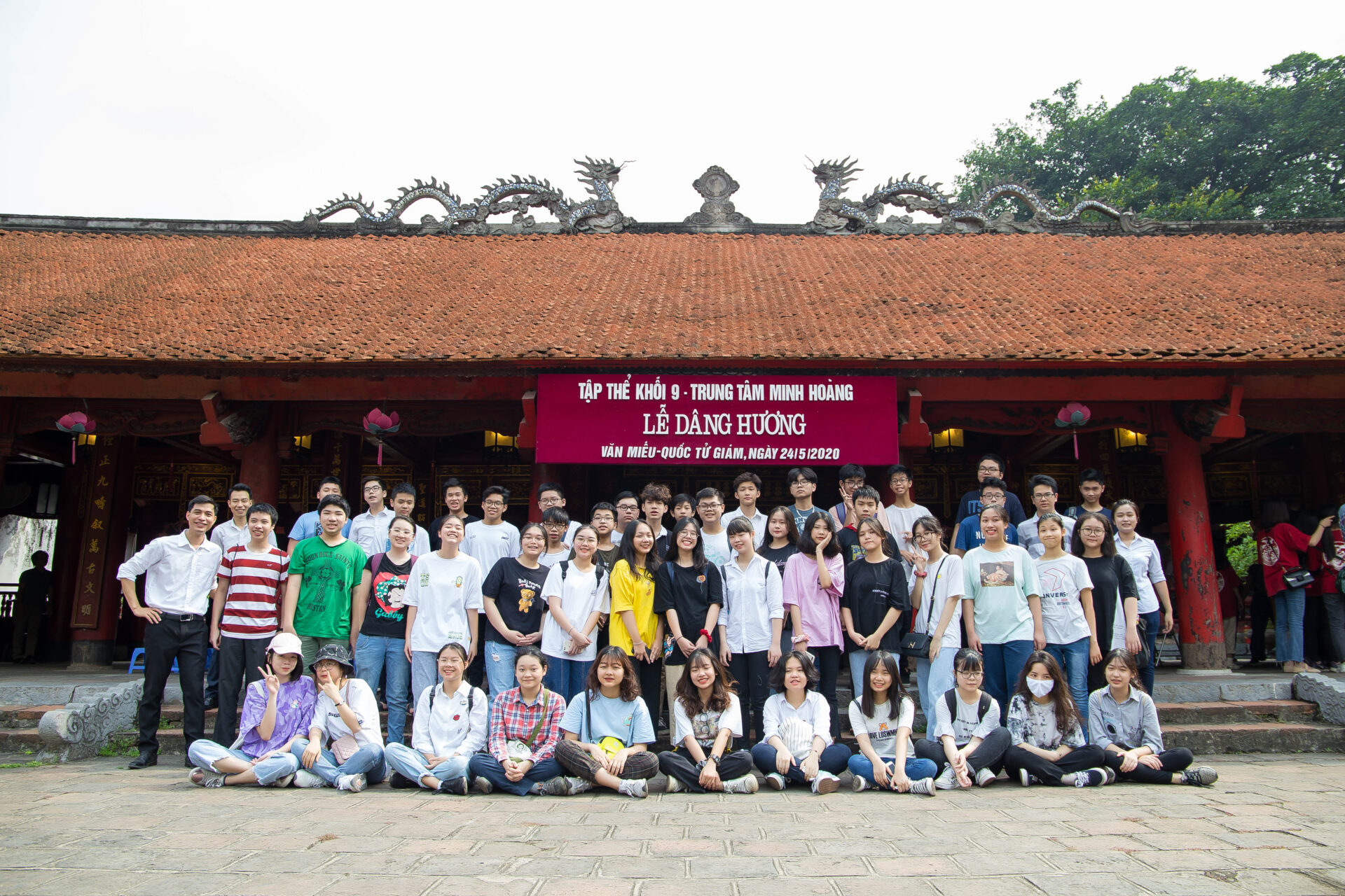 Nghi lễ dâng hương trang nghiêm