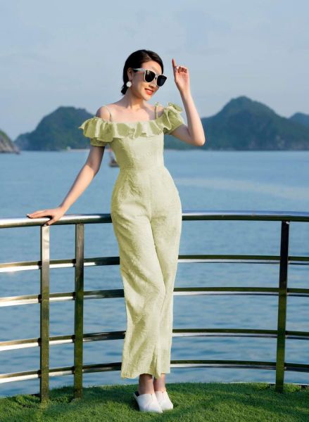 Jumpsuit hai dây quyến rũ là lựa chọn hoàn hảo cho những buổi chiều hoàng hôn bên bờ biển