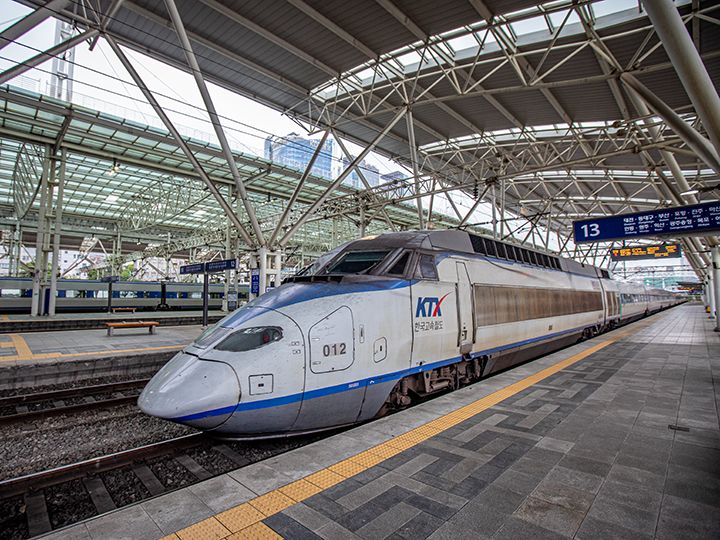 Du khách tương tác với ứng dụng AR tại triển lãm