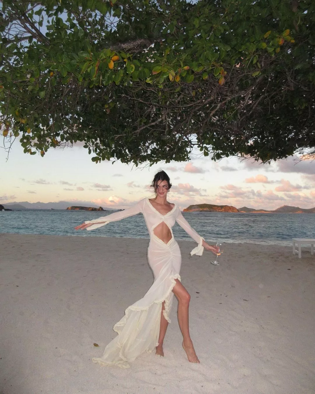 Phong cách tối giản đi biển của Kendall Jenner