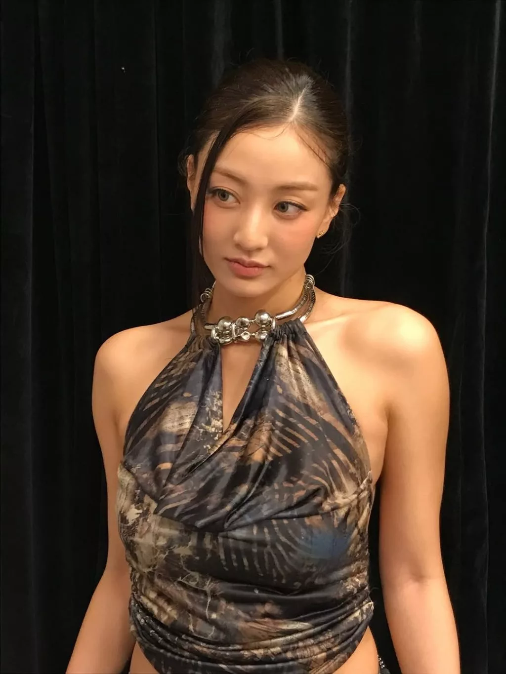 Jihyo diện outfit đi biển cùng xu hướng scarf top