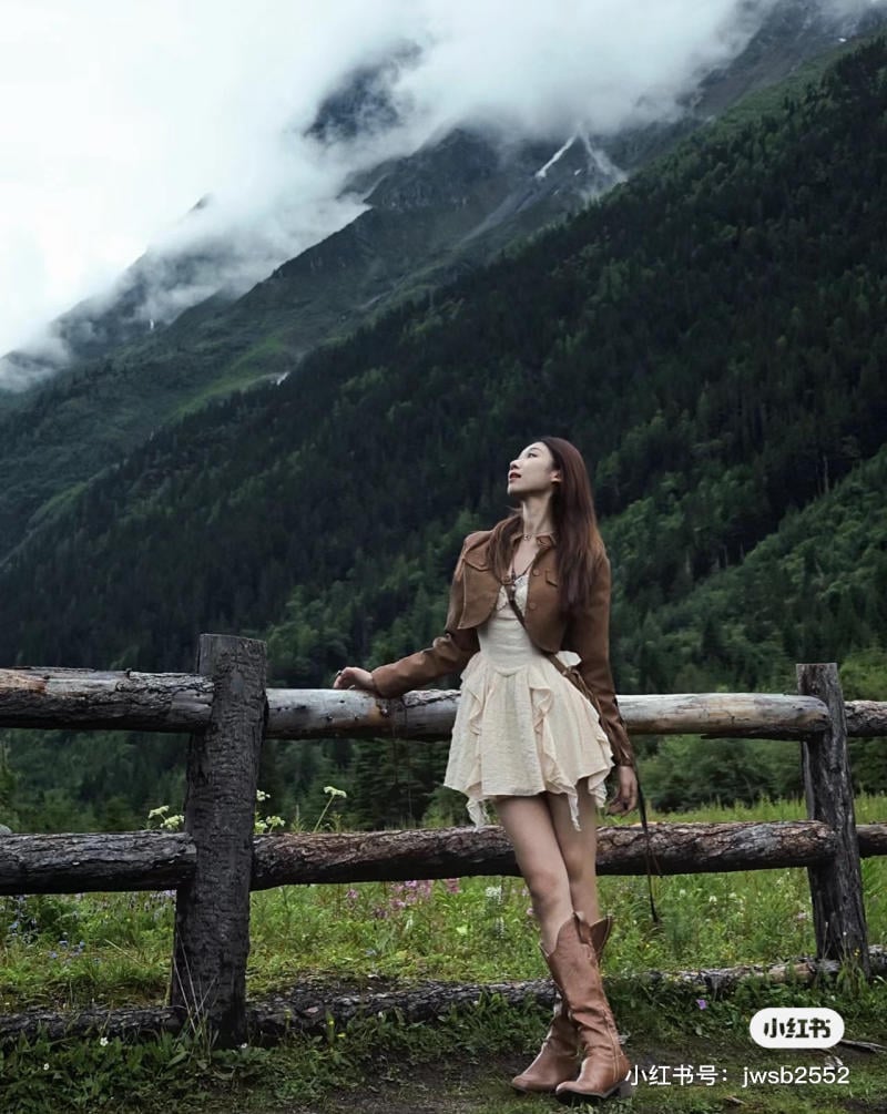 váy ngắn với áo khoác croptop và boot đi rừng