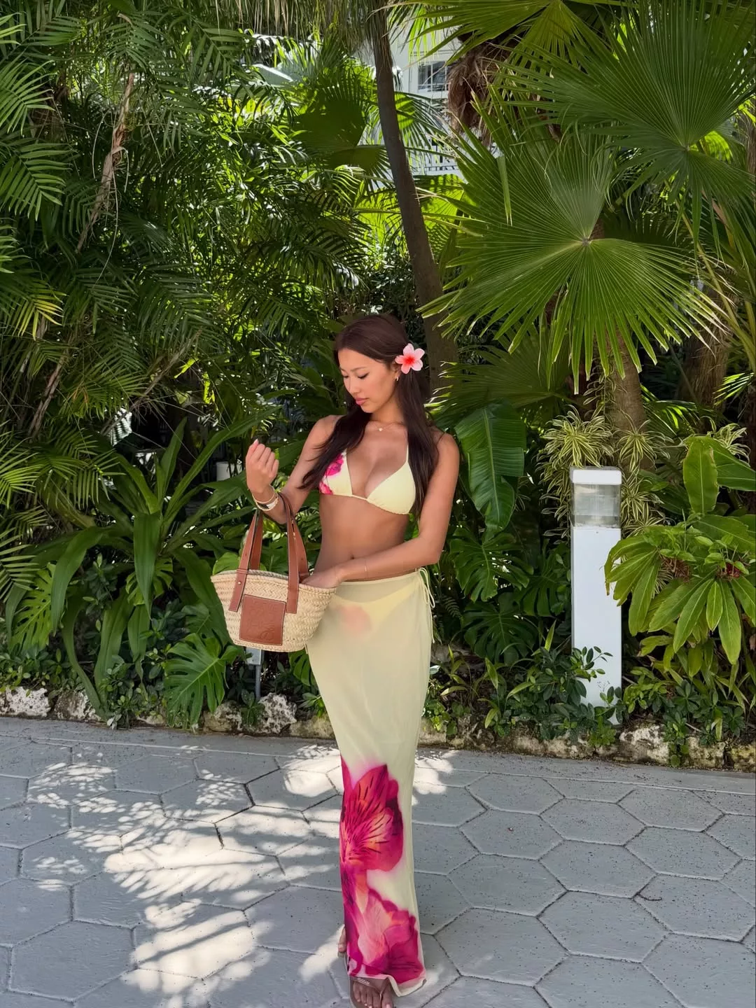 Biến tấu khăn lụa khổ lớn thành chân váy sarong phóng khoáng cho buổi chiều dạo biển