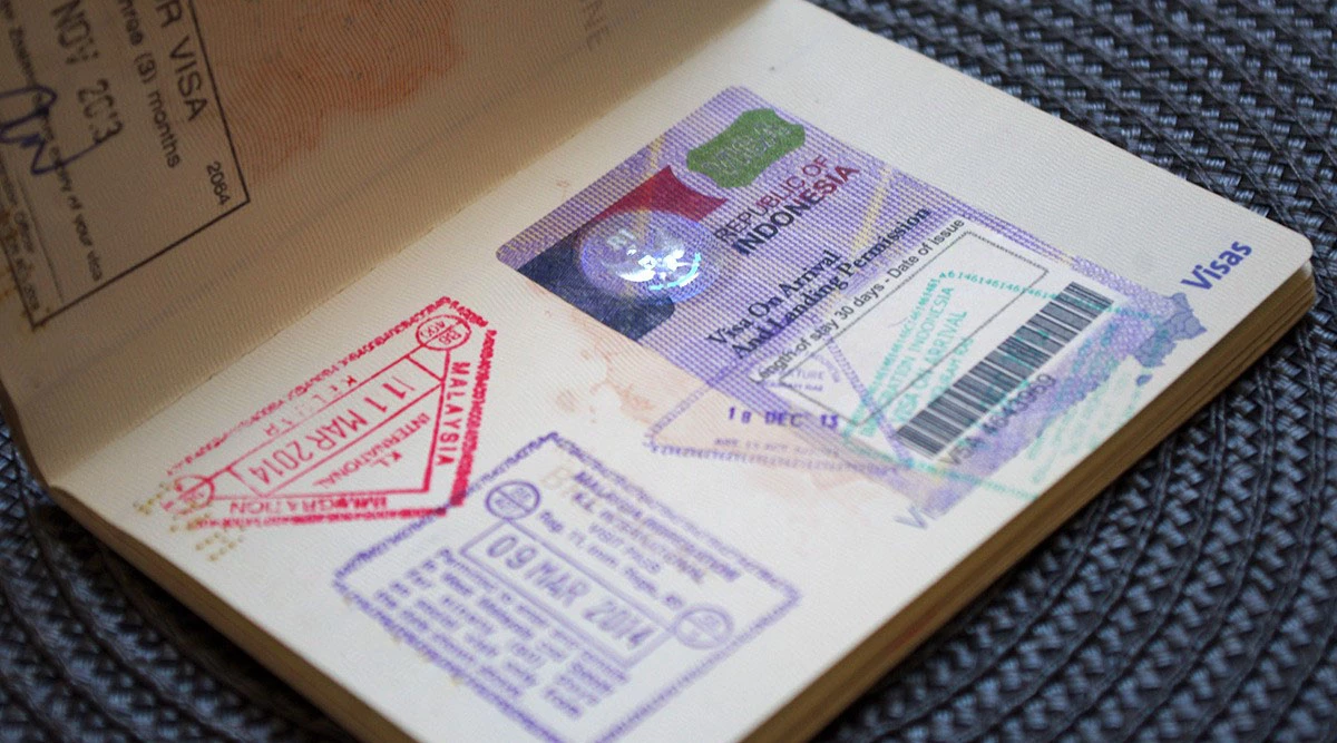 Khu làm thủ tục nhập cảnh