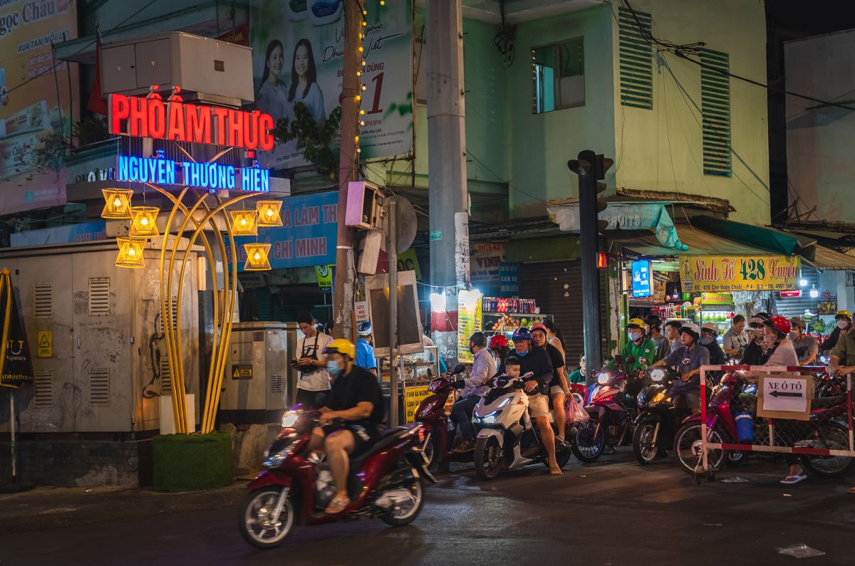 Phố ẩm thực Nguyễn Thượng Hiền về đêm